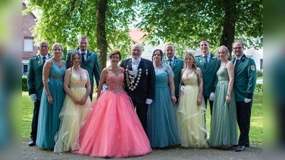 V.l.: Der Hofstaat Barbara Schoppmeier und Detlef Bargholt, Janina Gasse und Ralf Schwiete, König Ulrich Nolte und Königin Ursula Grewe, Christina und Martin Gochel, Nadja und Sebastian Ulrich, Madlin und Matthias Nolte (Foto: privat)