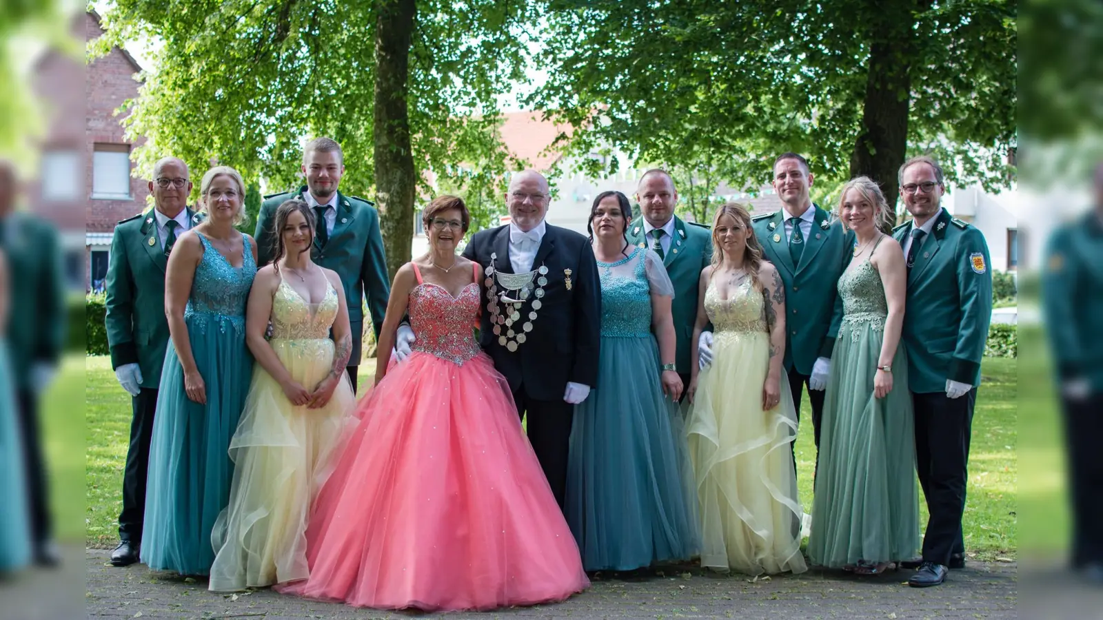 V.l.: Der Hofstaat Barbara Schoppmeier und Detlef Bargholt, Janina Gasse und Ralf Schwiete, König Ulrich Nolte und Königin Ursula Grewe, Christina und Martin Gochel, Nadja und Sebastian Ulrich, Madlin und Matthias Nolte (Foto: privat)