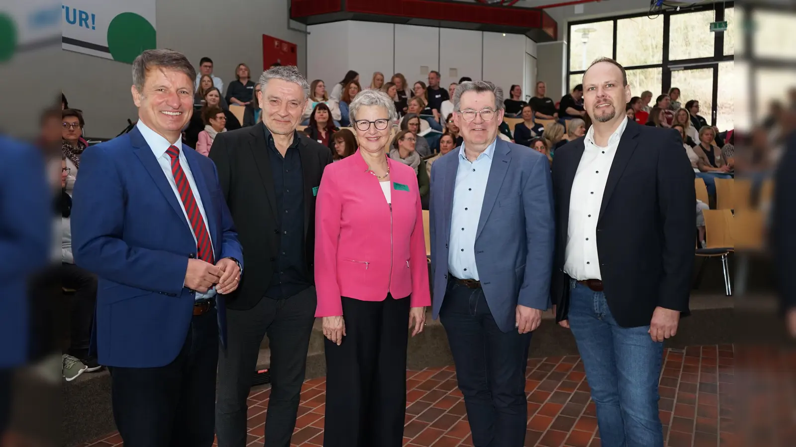 Freuten sich über die gute Resonanz des Fachtags „Sprache verbindet“ (von links): Landrat Michael Stickeln, Dr. Stephan Gühmann (Stiftung „Kinder forschen“), Veronika Meiwald (Logopädin und Sprechtrainerin), Christian Rodemeyer (Leiter der Abteilung Kinder, Jugend und Familie des Kreises Höxter) und Dominic Gehle (Leiter der Abteilung Bildung und Integration des Kreises Höxter). (Foto: Kreis Höxter)