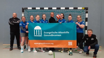 Der Trainer und einige Spielerinnen der Damenmannschaft freuten sich, das Banner der Ev. Altenhilfe Gesundbrunnen von Sabrina Fechtner (mitte) im Beisein des Fördervereinsvorsitzenden der SHG Jörg Klosse (re.) entgegenzunehmen.<br> (Foto: SHG Grebenstein/Hofgeismar)