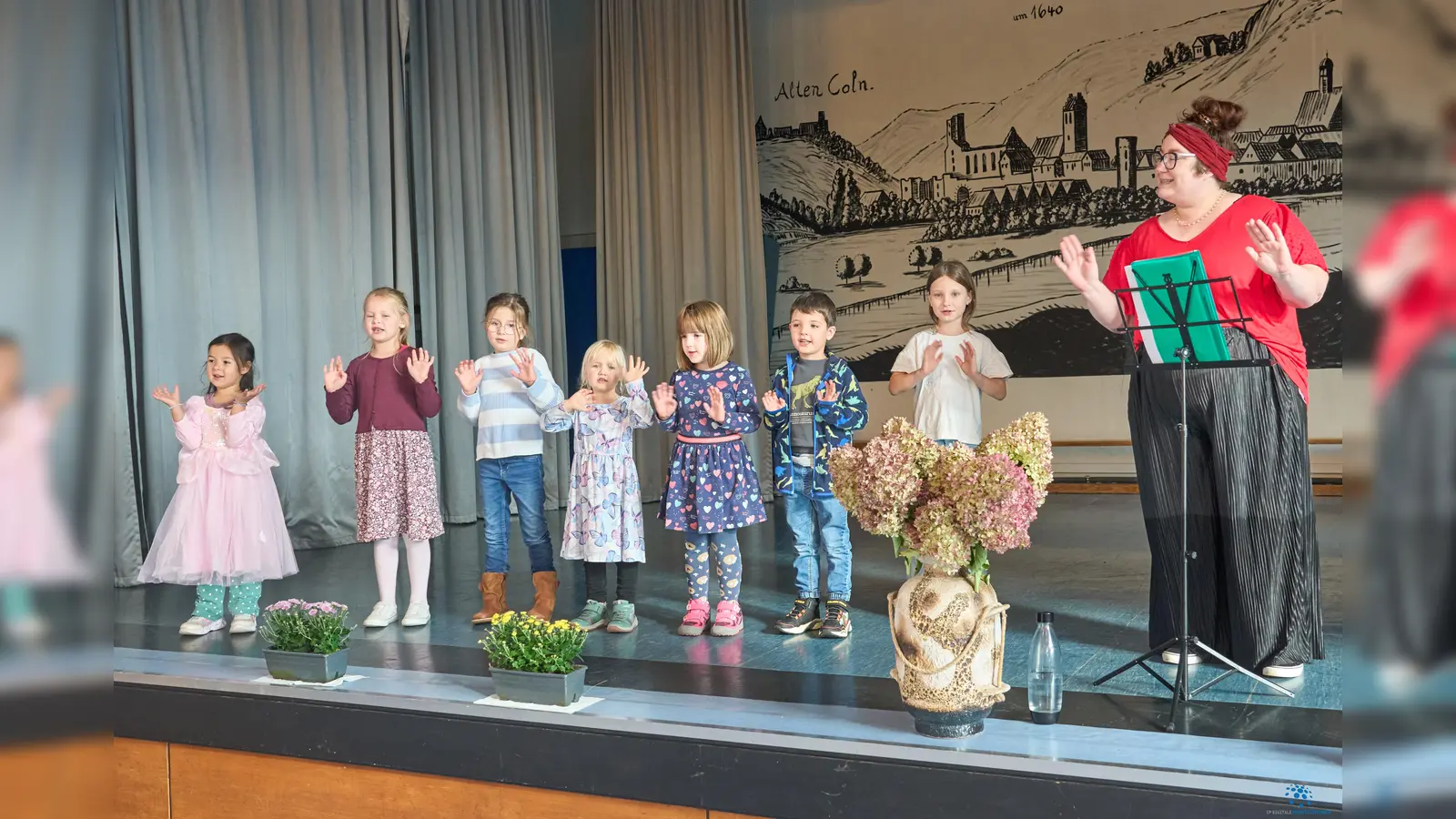 „Hallo Leute“: Die Kleinsten Sängerinnen und Sänger des Liedernachmittages, die „Minimäuse“, brachten Bewegung ins Publikum. (Foto: Stefan Bönning)