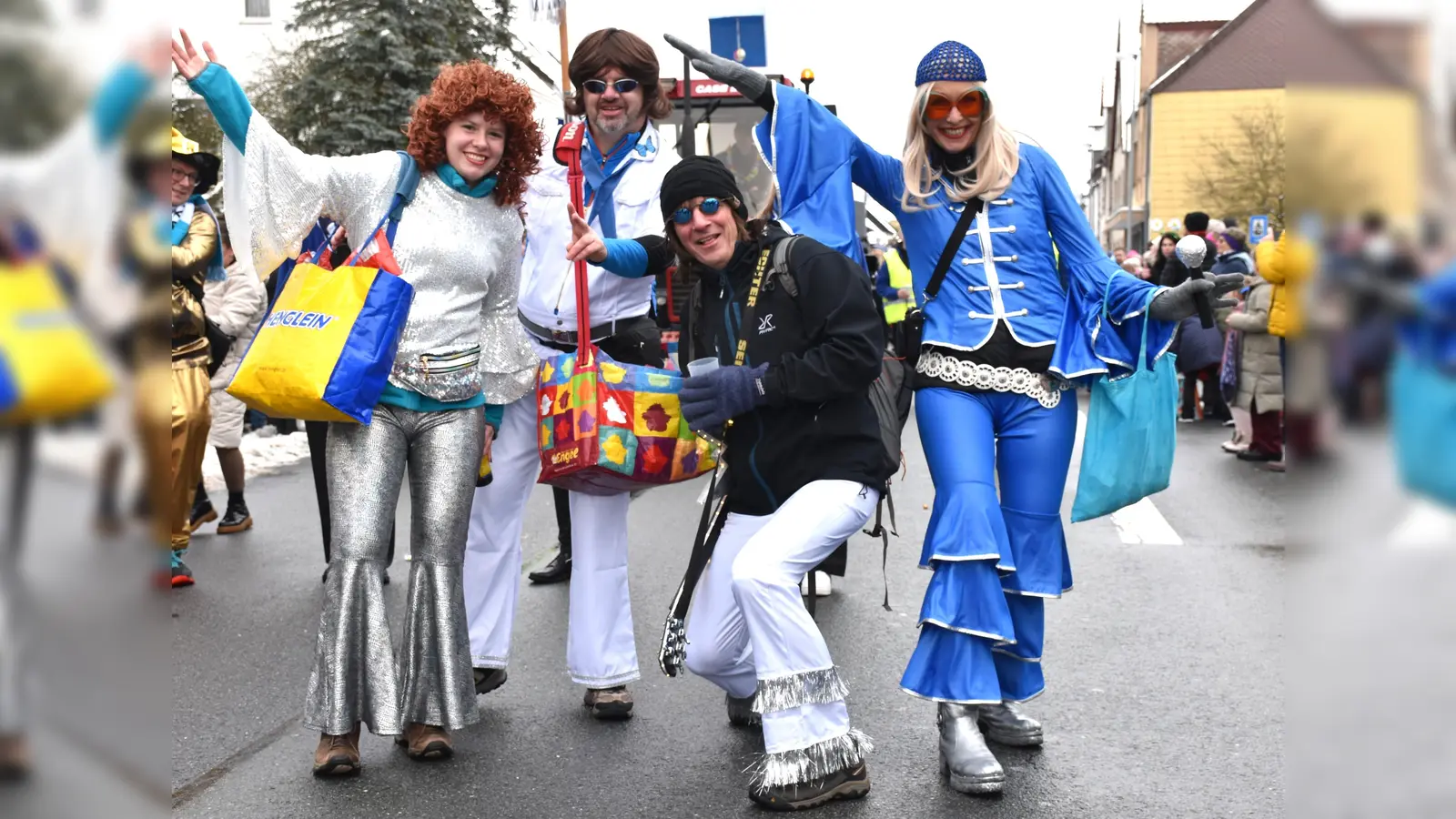 Glitzernde ABBA-Kostüme zogen die Blicke auf sich.  (Foto: Barbara Siebrecht)