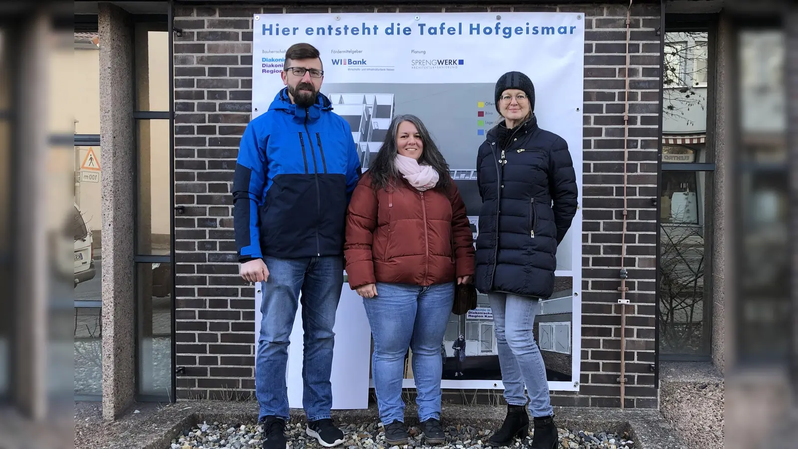 Mario Bebendorf, Annegret Probst-Bebendorf mit der Tafelkoordinatorin Michaela Landgrebe. (Foto: Diakonisches Werk Region Kassel)