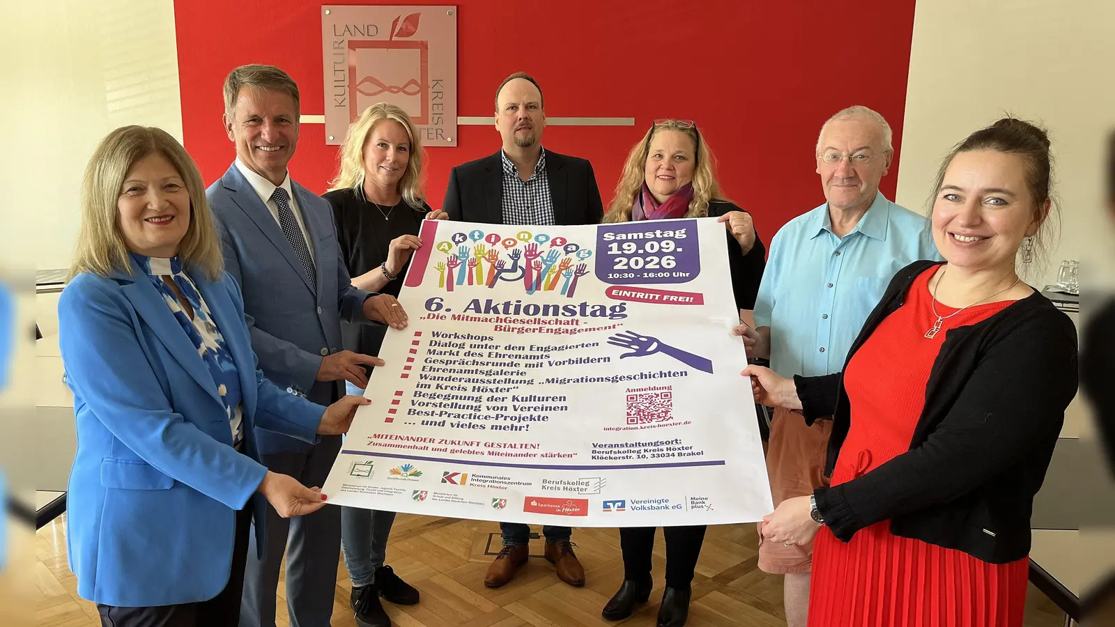Große Vorfreude auf den 6. Aktionstag „Die MitmachGesellschaft – BürgerEngagement“ bei (v.l.) Filiz Elüstü, Teamleiterin des Kommunalen Integrationszentrums beim Kreis Höxter, Landrat Michael Stickeln, Kathrina Serinelli, Ehrenamtsmanagerin Geschäftsstelle Ehrenamt beim Kreis Höxter, Dominic Gehle, Leiter der Abteilung Bildung und Integration beim Kreis Höxter, Tuija Niederheide, Kommunales Integrationszentrum beim Kreis Höxter, Adalbert Grüner, Engagement-Botschafter und ehrenamtlicher Mitarbeiter Ökumenische Flüchtlingshilfe Brakel, und Kreisdirektorin Manuela Kupsch. (Foto: Kreis Höxter)
