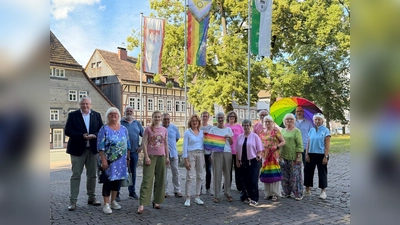 Bürgermeister Daniel Hartmann und Vertreterinnen und Vertreter des Bündnisses für Demokratie und Vielfalt vor der Regenbogenfahne am Stadthaus. (Foto: Stadt Höxter)