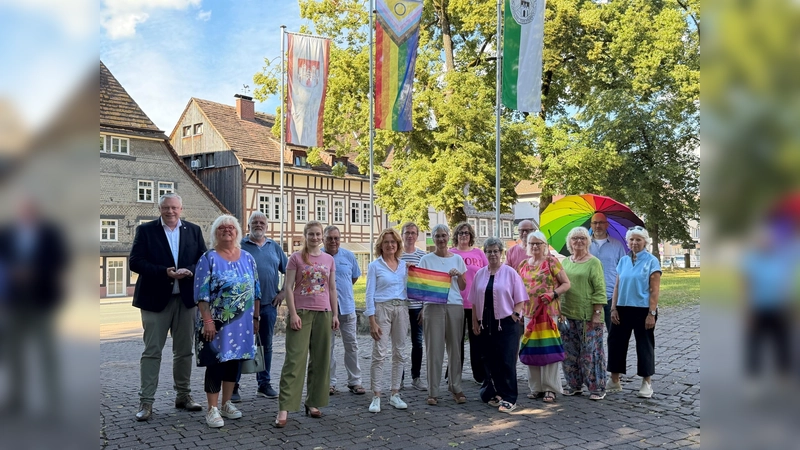 Bürgermeister Daniel Hartmann und Vertreterinnen und Vertreter des Bündnisses für Demokratie und Vielfalt vor der Regenbogenfahne am Stadthaus. (Foto: Stadt Höxter)