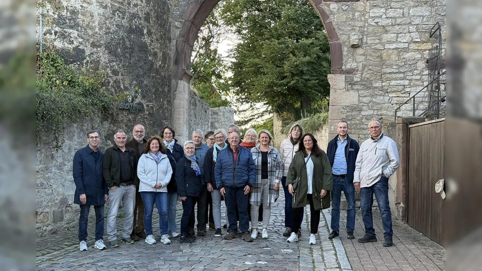 Sie bringen die historischen Gemäuer und Wege zum Sprechen: Die Stadtführerinnen und Stadtführer der Hansestadt Warburg. Mit Ihnen freuen sich Bürgermeister Tobias Scherf (links) und Touristiker Lucas Lambracht (2. von rechts) auf eine geschichtsreiche und unterhaltsame Saison. (Foto: Stadt Warburg)