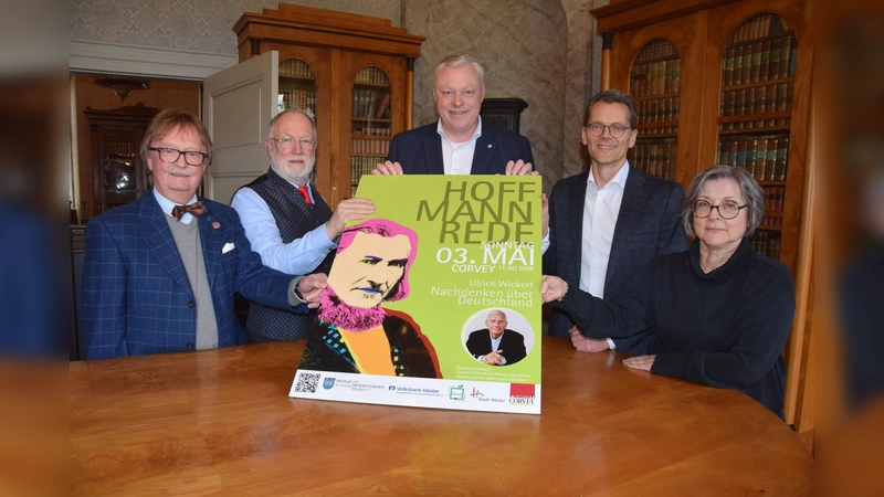 Sehen der Hoffmann-Rede mit hohen Erwartungen und farbenfrohem Plakat entgegen (v.l.): Norbert Drews, Vorsitzender Heimat- und Verkehrsverein Höxter, Organisator Dr. Michael Stoltz, Bürgermeister Daniel Hartmann, Michael Meier von der Volksbank Höxter, Zweigniederlassung der VerbundVolksbank OWL und Dorothee Feldmann, Herzog von Ratibor’sche Generalverwaltung. (Foto: Marc Otto)