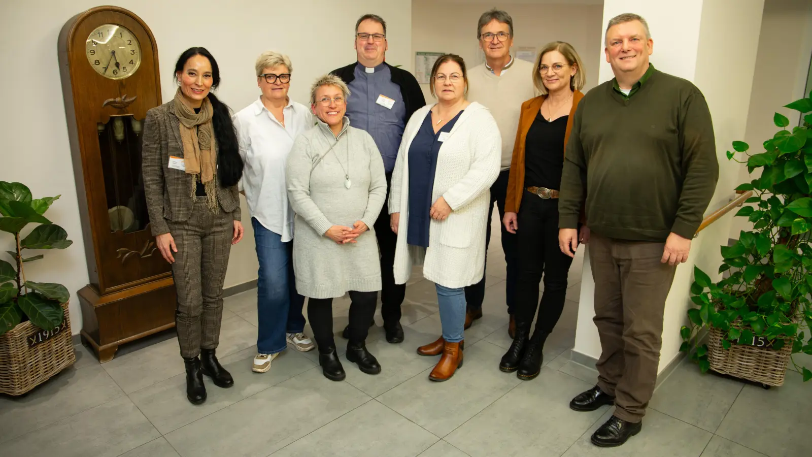 Die Mitglieder des Ethikkomitees der KHWE im Kreis Höxter (von links): Corinna Stamm, Bianca Butterwegge, Dr. Liane Sickmann, Stephan Massolle, Claudia Schüler, Dr. Eckhard Sorges und Gabriele Moreau mit KHWE-Geschäftsführer Christian Jostes. (Foto: KHWE)