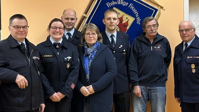 Vorstandsmitglieder und Geehrte (v.l.): Wehrführer Andreas Hohmeister, Feuerwehrfrau des Jahres Isabelle Gobrecht, neuer 1. Vorsitzender Markus Rudolff, Christiane Wiesensee (25 Jahre), neuer stellv. Vorsitzender Matthias Strutzke, Wolfgang Becher (50 Jahre) und Wilfried Hohmeister (60 Jahre) (Foto: Freiwillige Feuerwehr Helmarshausen / privat)
