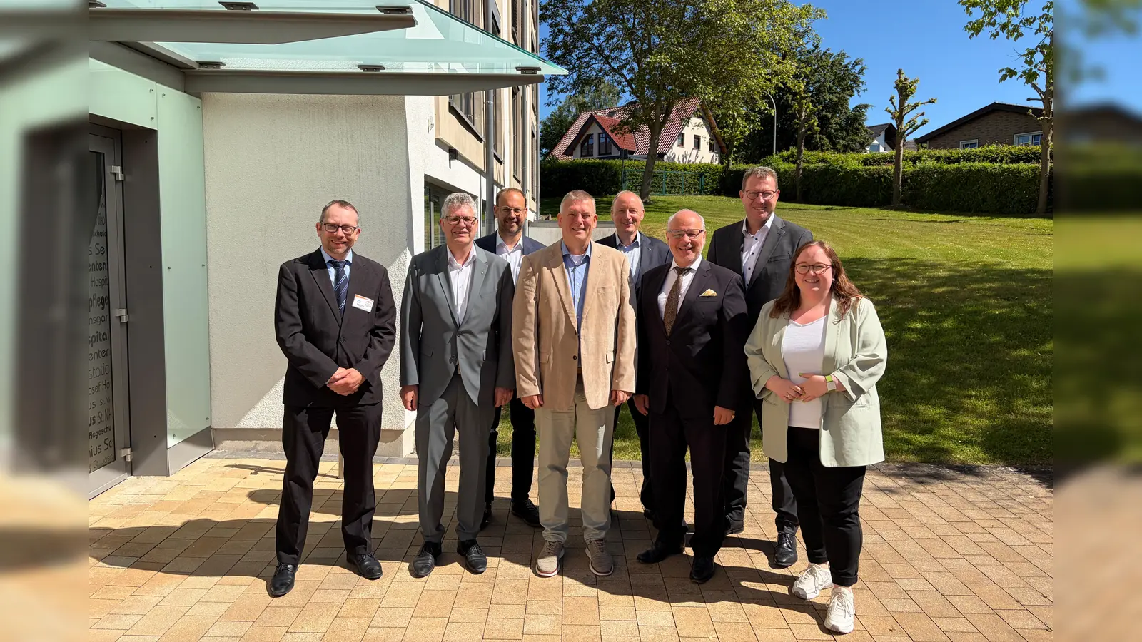 Empfang an der KHWE-Zentralverwaltung in Brakel (v.l.): Timo Götz (Kaufmännischer Direktor), MdB Christian Haase, Simon Schmale (Leiter Geschäftsbereich Krankenhaus), Geschäftsführer Christian Jostes, Christoph Pottmeier (Vorsitzender Gesellschafterversammlung), Parlamentarischer Staatssekretär Dr. Georg Kippels, Marcel Giefers (Verwaltungsratsvorsitzender) und Isabell Waschkies (Leitung Kommunikation und Christliche Identität). (Foto: KHWE)