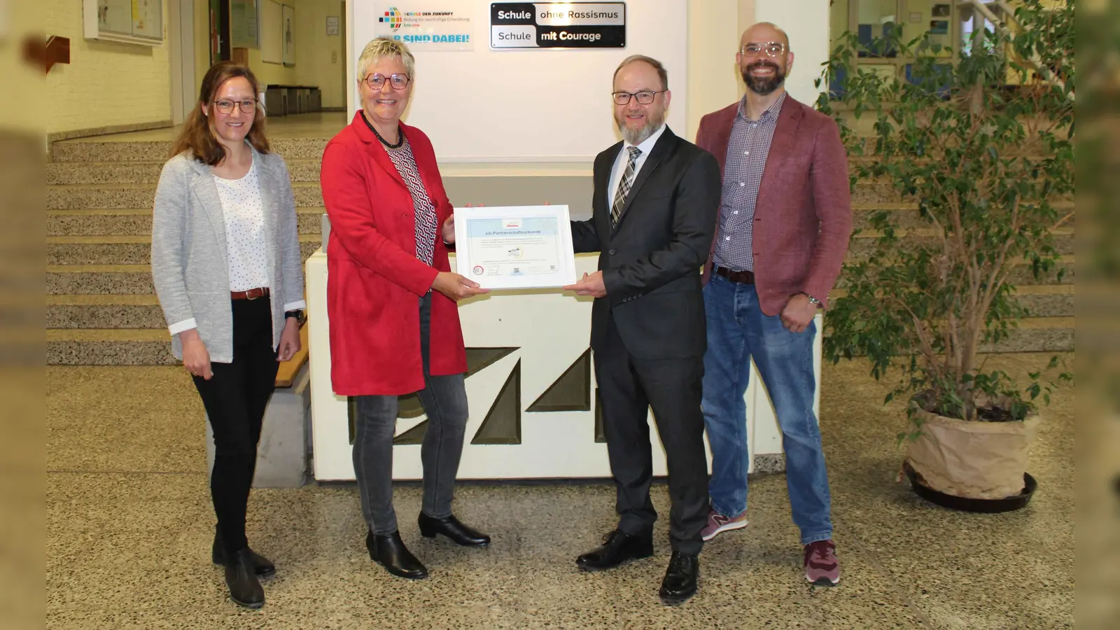 V.l.: Sabine Heinemann, Petra Spier, Schulleiter Marko Harazim und Dr. Sebastian Krackl freuen sich auf die Zusammenarbeit. (Foto: Michael Volmer)