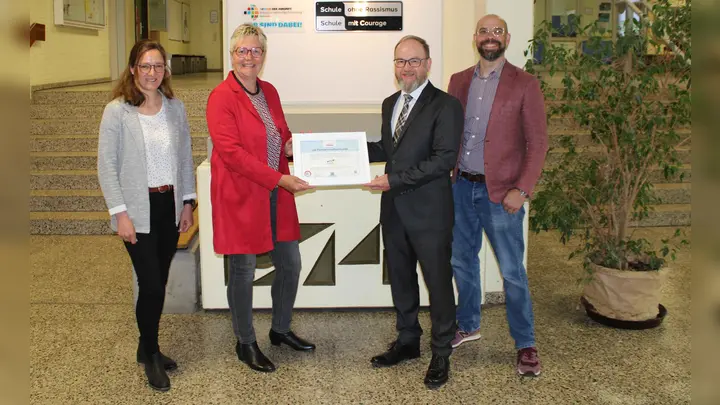 V.l.: Sabine Heinemann, Petra Spier, Schulleiter Marko Harazim und Dr. Sebastian Krackl freuen sich auf die Zusammenarbeit. (Foto: Michael Volmer)