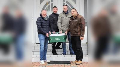 V.l.: Sichtlich erfreut übergeben der stellvertretende Ortsvorsteher Sven Jäger und die Multiplikatoren Dennis Paukstat und Thomas Schützeberg die Verträge an Stefan Finger von der Firma Goetel. (Foto: Foto: privat)