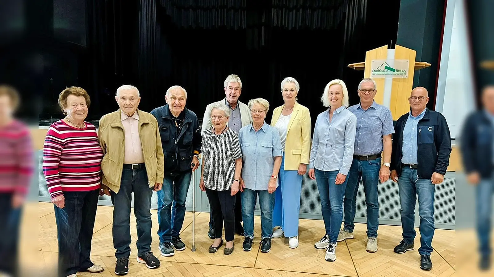 Freuten sich über die Glückwünsche von Rat und Verwaltung (v.l.): Hanna Röben, Heinz Weigel, Reinhard Baier, Anneliese Scheidt und Ursula Mittelstädt. Es gratulierten Bürgermeister Hermann Temme (2. Reihe von links), Jutta Robrecht, Viola Wellsow, Ewald Hanisch und Detlef Bargholt. Auf dem Foto fehlt Helmut Ulrich. (Foto: privat)