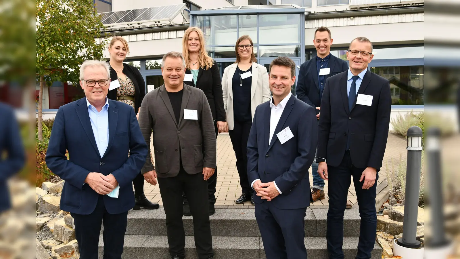 40 Jahre Schulberatungsstelle: (erste Reihe v.l.) Kreisdirektor Klaus Schumacher, Professor Dr. Heinrich Ricking (Universität Oldenburg), Carsten Schulz (Leiter Schulberatungsstelle) und Martin Gustorff (Schulamt der Bezirksregierung) sowie (zweite Reihe v.l.) Corinna Isenberg, Anika Tegtmeyer, Rabea Lausen und Benjamin Scholand (alle Schulberatungsstelle) (Foto: Foto: Kreis Höxter)