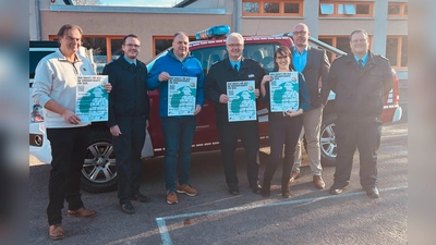 Motivieren zur Beantragung der Ehrenamtskarte : Willi Wittkopp (Aktionsteam Ehrenamt), Sönke Budde (Leiter Führungsunterstützung) Landrat Michael Schünemann, Ralf Knocke (Vorsitzender Kreisfeuerwehrverband), Anja Kurth (ZEE) Robert Kumlehn (Samtgemeindebürgermeister Eschershausen-Stadtoldendorf), Sascha Hartmann (Ortsbrandmeister Stadtoldendorf). (Foto: ZEE Holzminden)