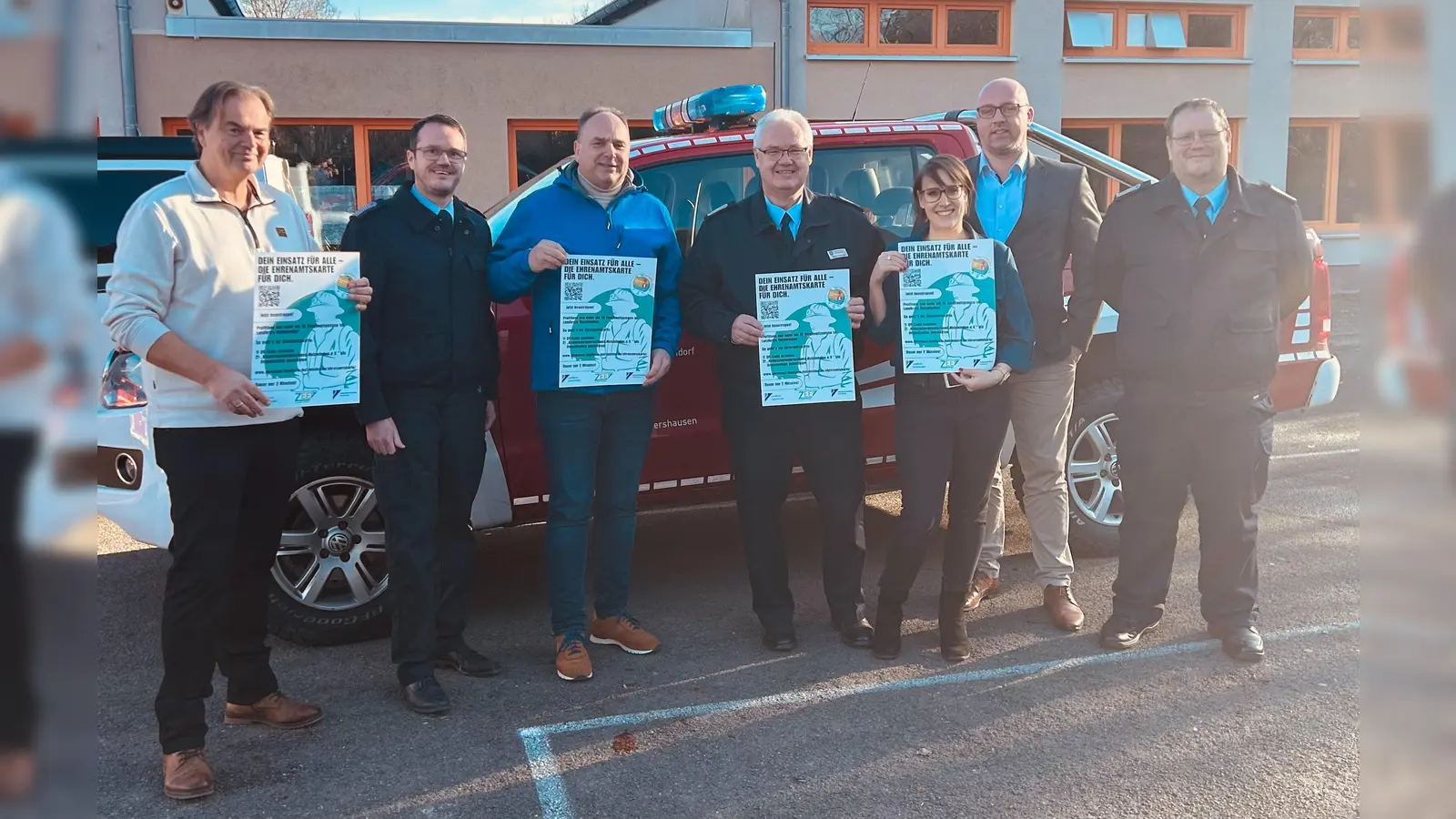 Motivieren zur Beantragung der Ehrenamtskarte : Willi Wittkopp (Aktionsteam Ehrenamt), Sönke Budde (Leiter Führungsunterstützung) Landrat Michael Schünemann, Ralf Knocke (Vorsitzender Kreisfeuerwehrverband), Anja Kurth (ZEE) Robert Kumlehn (Samtgemeindebürgermeister Eschershausen-Stadtoldendorf), Sascha Hartmann (Ortsbrandmeister Stadtoldendorf). (Foto: ZEE Holzminden)
