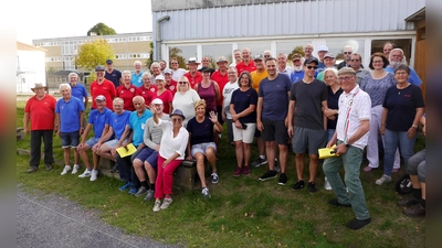 Gruppenbild mit Damen: Die Teilnehmerinnen und Teilnehmer zeigten sich begeistert von der sehr gelungenen Premiere des Boulevards Boffzen als Gastgeber des großen Boule-Turniers im Solling-Stadion. (Foto: Burkhard Schwannecke / privat)