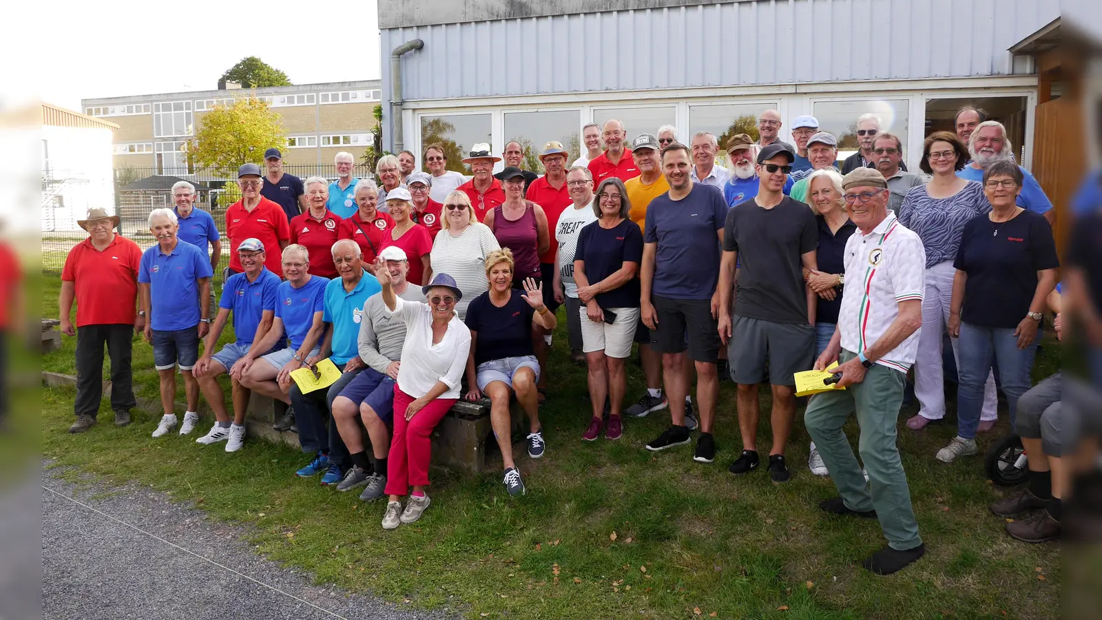 Gruppenbild mit Damen: Die Teilnehmerinnen und Teilnehmer zeigten sich begeistert von der sehr gelungenen Premiere des Boulevards Boffzen als Gastgeber des großen Boule-Turniers im Solling-Stadion. (Foto: Burkhard Schwannecke / privat)