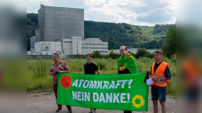 Demonstration der damaligen atompolitischen Sprecherin der Grünen in Niedersachsen und designierten neuen Landwirtschaftsministerin, Miriam Staudte, dem designierten neuen Umweltminister Christian Meyer und dem stellv. Samtgemeindebürgermeister Gerd Henke vor dem Akw Würgassen. (Foto: Grüne/privat )
