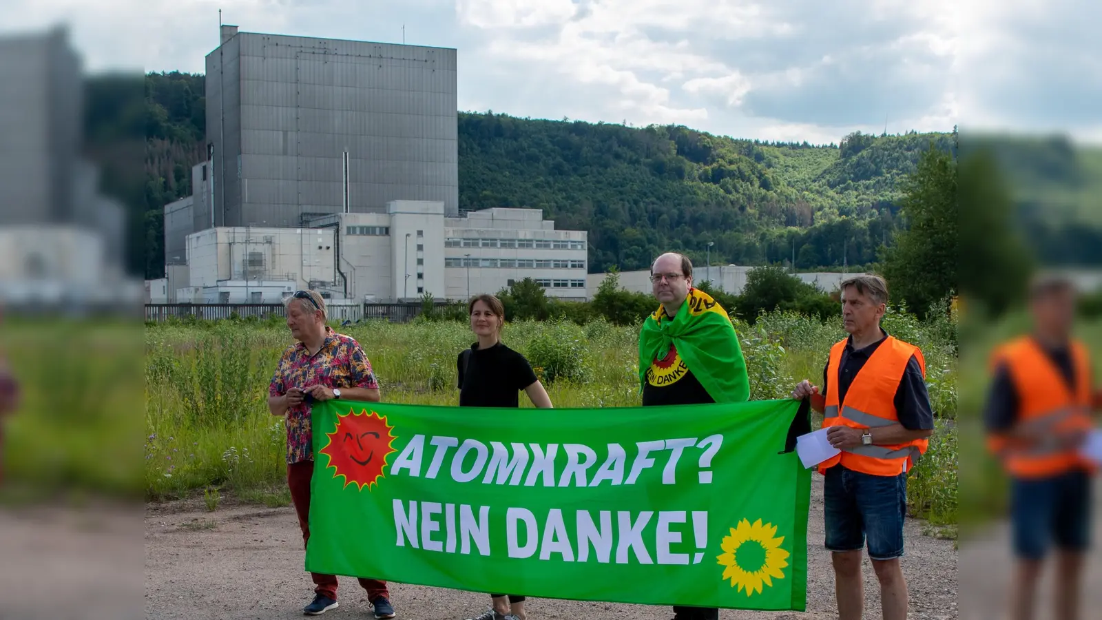 Demonstration der damaligen atompolitischen Sprecherin der Grünen in Niedersachsen und designierten neuen Landwirtschaftsministerin, Miriam Staudte, dem designierten neuen Umweltminister Christian Meyer und dem stellv. Samtgemeindebürgermeister Gerd Henke vor dem Akw Würgassen. (Foto: Grüne/privat )