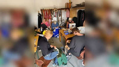 Die Nähgruppe der 2. Heimat unter Leitung von Betty Herrmanns (oben rechts) und Ali Lügger (vorn rechts mit Rücken zur Kamera) bei der Arbeit. (Foto: privat)