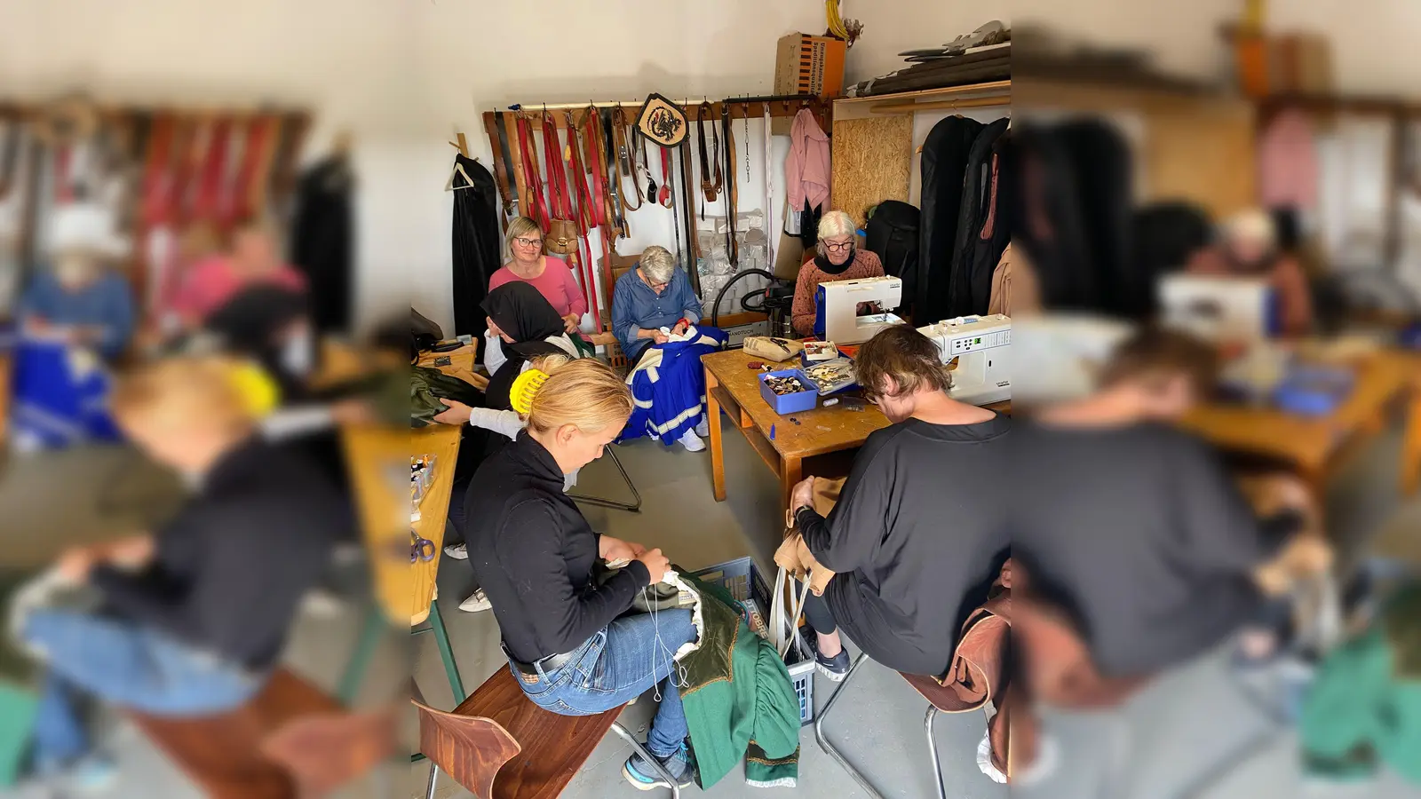 Die Nähgruppe der 2. Heimat unter Leitung von Betty Herrmanns (oben rechts) und Ali Lügger (vorn rechts mit Rücken zur Kamera) bei der Arbeit. (Foto: privat)