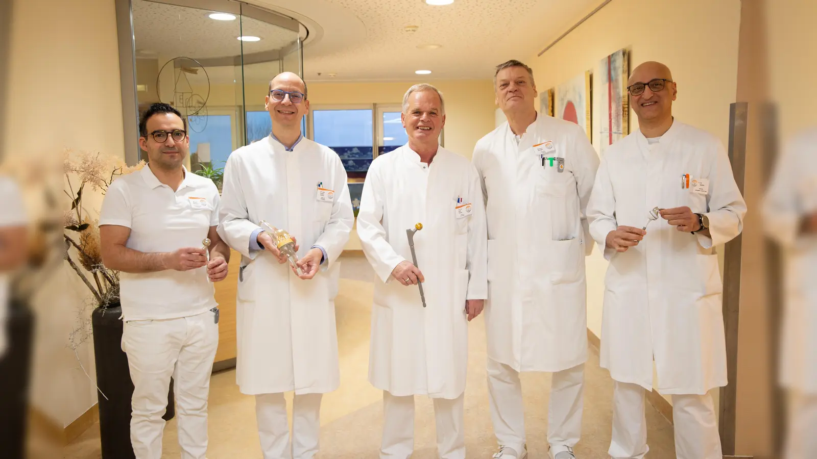 Das Team der Klinik für Orthopädie am St. Vincenz Hospital der KHWE hat sich im vergangenen Jahr mit rund 1400 Gelenkeinsätzen erneut übertroffen: (v.l.) Wissam Massouh, Dr. Dragan Jeremic, Chefarzt Prof. Dr. Rolf Haaker, Hartmut Weniger und Dr. Mojtaba Sakhaii. (Foto: KHWE)