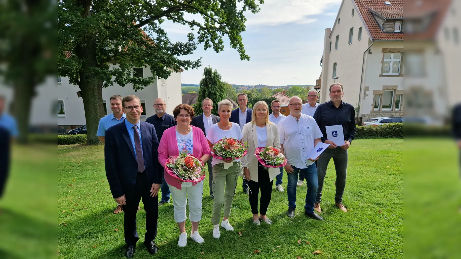 Glückwünsche zu den stolzen Jubiläen und alles Gute für den neuen Lebensabschnitt (hinten v.l.): Olaf Krane (Leitung Fachbereich III), Stefan Heinemann (Personalratsvorsitzender KUW), Leander Sasse (Geschäftsführer Stadtwerke und Vorstand), Erster Beigeordneter Andreas Niggemeyer, Michael Schäfers (Personalratsvorsitzender Stadt Warburg), Wolfgang Voss (stellv. Leitung Fachbereich IV)<br>sowie (vorne v.l.) Bürgermeister Tobias Scherf, Donata Scholle, Rita Assauer, Galina Löwen, Dirk Becker und Markus Wiemers. (Foto: Hansestadt Warburg)