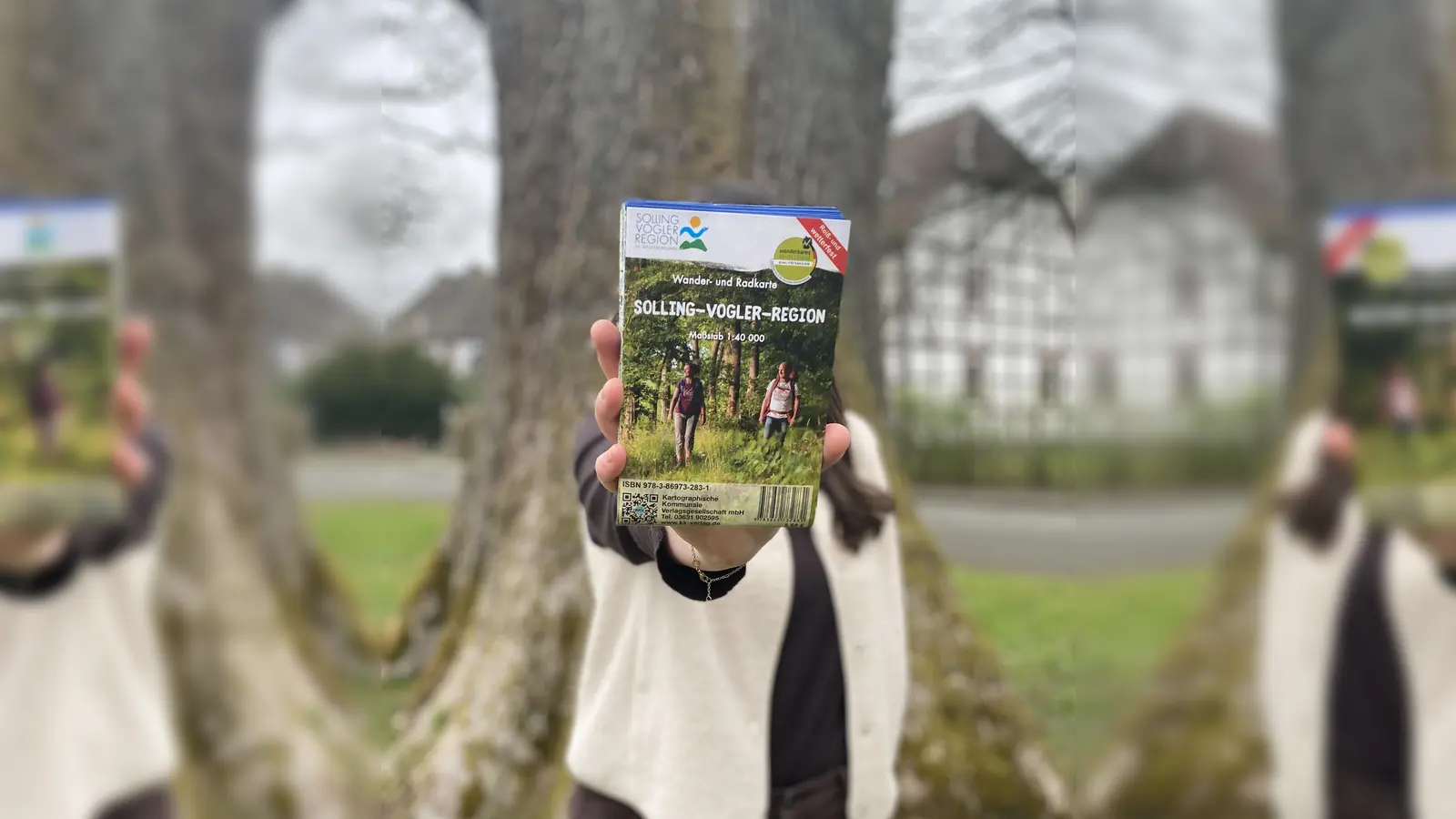 Beste Aussichten für die nächste Tour: Die neue, wetterfeste Karte führt zielsicher zu den Qualitätstouren, den großen Radwegen und den 50 „Wanderschätzen“ der Solling-Vogler-Region. (Foto: SVR)