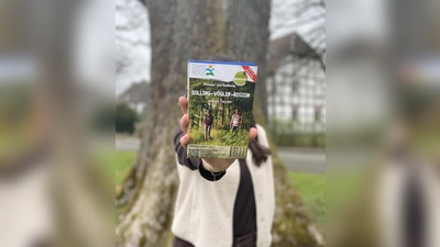 Beste Aussichten für die nächste Tour: Die neue, wetterfeste Karte führt zielsicher zu den Qualitätstouren, den großen Radwegen und den 50 „Wanderschätzen“ der Solling-Vogler-Region. (Foto: SVR)