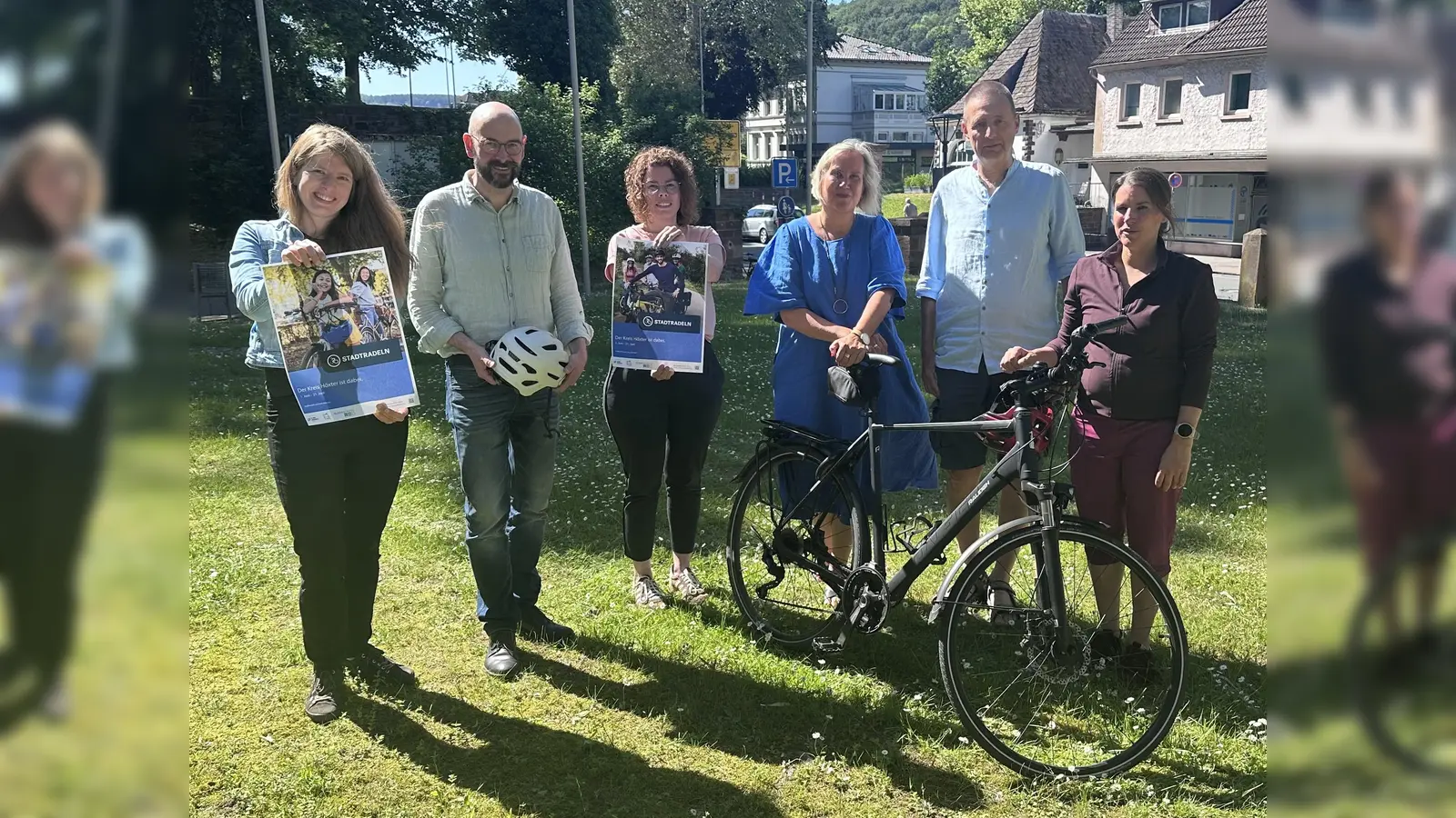 Gemeinsam in die Pedale für das Klima (v. l.): Mobilitätsmanagerin Karolin Bludau, Abteilungsleiter Thomas Schwingel, Klimaschutzmanagerin Katharina Koßmann, Baudezernentin Julia Gogrewe und die Vorsitzenden des ADFC-Kreisverband Höxter, Michael Härtlein und Julia Schneider. (Foto: Stadt Höxter)