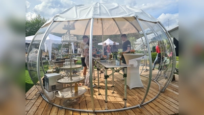 In der Panorama-Kuppel des Parks sorgt der Jahrgang U des Gymnasiums Uslar mit einer Cocktailbar für fruchtige Erfrischungen. (Foto: Christina Johanning)