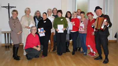 Die Teilnehmer und Koordinatoren freuen sich über den erfolgreichen Kursus (v.l.): Alicja Bönning (Koordinatorin), Christa Ahrens, Silke Antemann (Koordinatorin), Silvia Drüke (Koordinatorin), Susanne Struck, Veronika Backhausen, Annett Winklmair, Anna Kerbs, Helena Neumann, Nina Wall, Sabine Kleine, Gabriele Auth, Hildegard Ebe und Heiko Grosche (Kontaktclowns). (Foto: KHWE)