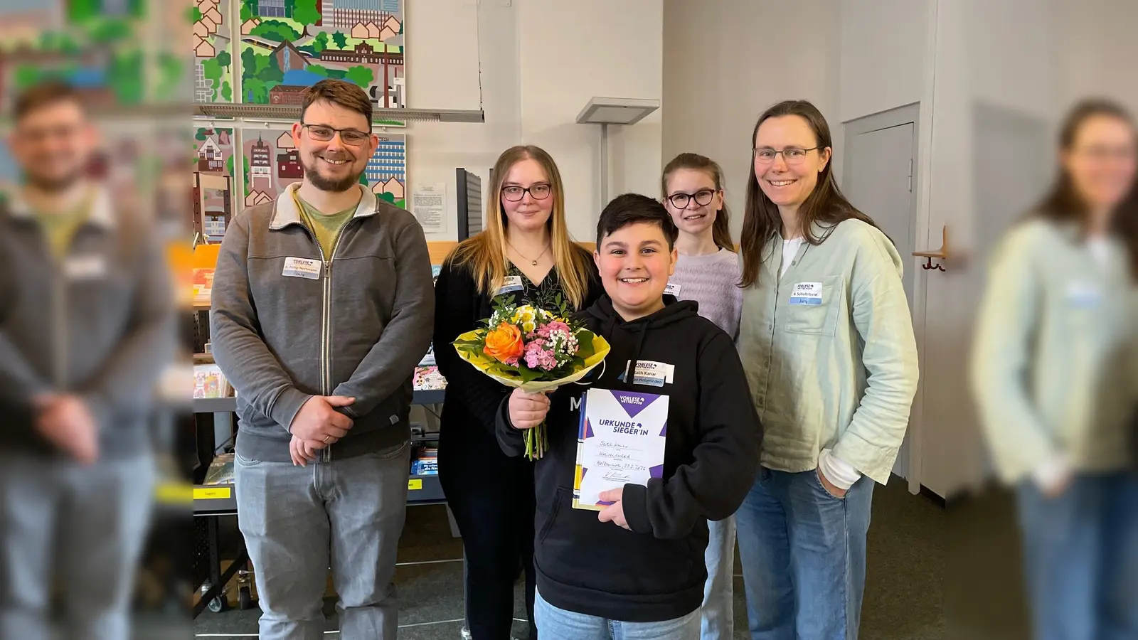 Jury und Siegerkind (v.l.): Axel Pötig-Nortmann, Josefine Jabczynski, Salih Kanar, Emma Wemken, Nina Schiefelbein. (Foto: Stadt Holzminden)