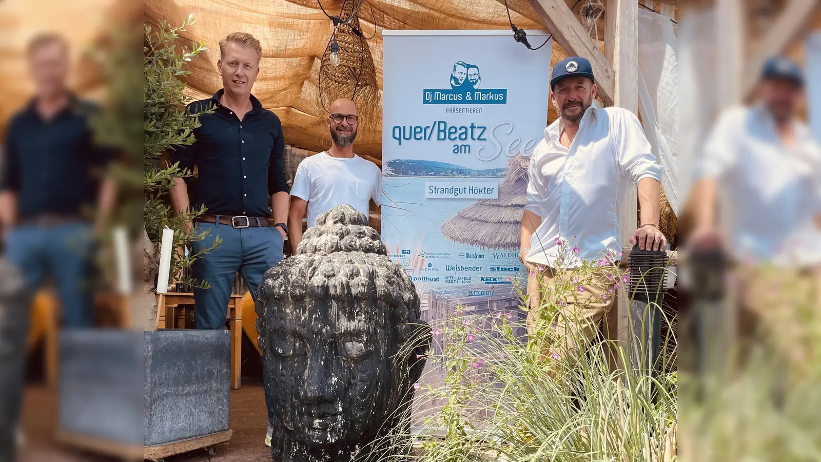 SummerFeeling bei quer/Beatz im Strandgut (v.l.): Die Dj`s Markus Finger und Marcus Stiera und Strandgutbetreiber Alexander Hundt freuen sich auf eine besondere Party. (Foto: privat)