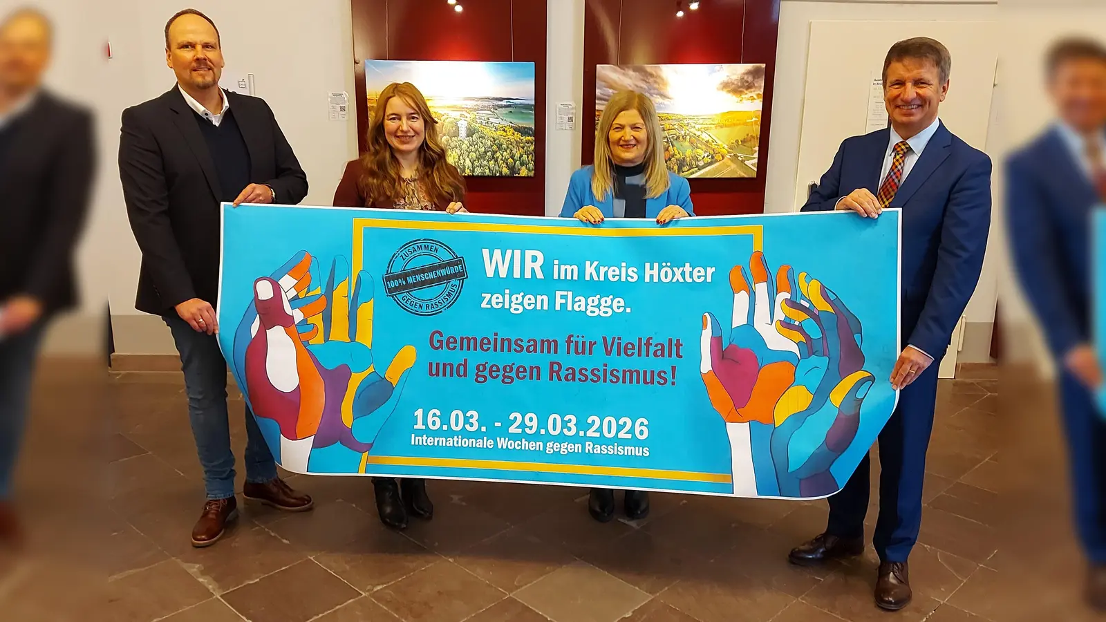 Zur Aktion „Internationale Woche gegen Rassismus” laden (v.l.) Dominic Gehle, Leiter der Abteilung Bildung und Integration des Kreises Höxter, Kreisdirektorin Manuela Kupsch, Filiz Elüstü, Teamleiterin des Kommunalen Integrationszentrums beim Kreis Höxter, und Landrat Michael Stickeln ein. (Foto: Kreis Höxter)