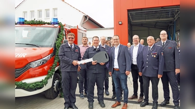Freuten sich über ein gelungenes Einweihungsfest in Schmechten (v.l.) Sven Heinemann (Leiter der Feuerwehr), David Flore (Vorsitzender des Bezirksausschusses), Löschgruppenführer André Fechner, Bezirksverwaltungsstellenleiter Matthias Hillebrand, Pastor Alfons Weskamp, Bürgermeister Alexander Kleinschmidt, sein Allgemeiner Vertreter Andreas Oesselke, Helmut Pless (Ehrenwehrführer) sowie der stellvertretende Kreisbrandmeister Jürgen Schmits. (Foto: Stadt Brakel)