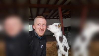 Michael Peine stellt die tierischen Bewohner des Hofes vor. (Foto: privat)