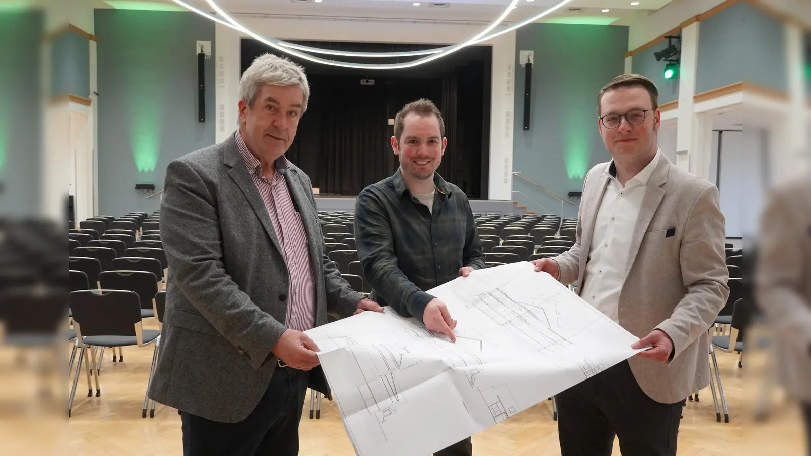Begutachten die Maßnahmen (v.l.): Bürgermeister Hermann Temme, Lucas Luedecke, Technisches Gebäudemanagement, und Alexander Kleinschmidt, Allgemeiner Vertreter des Bürgermeisters (Foto: Stadt Brakel)