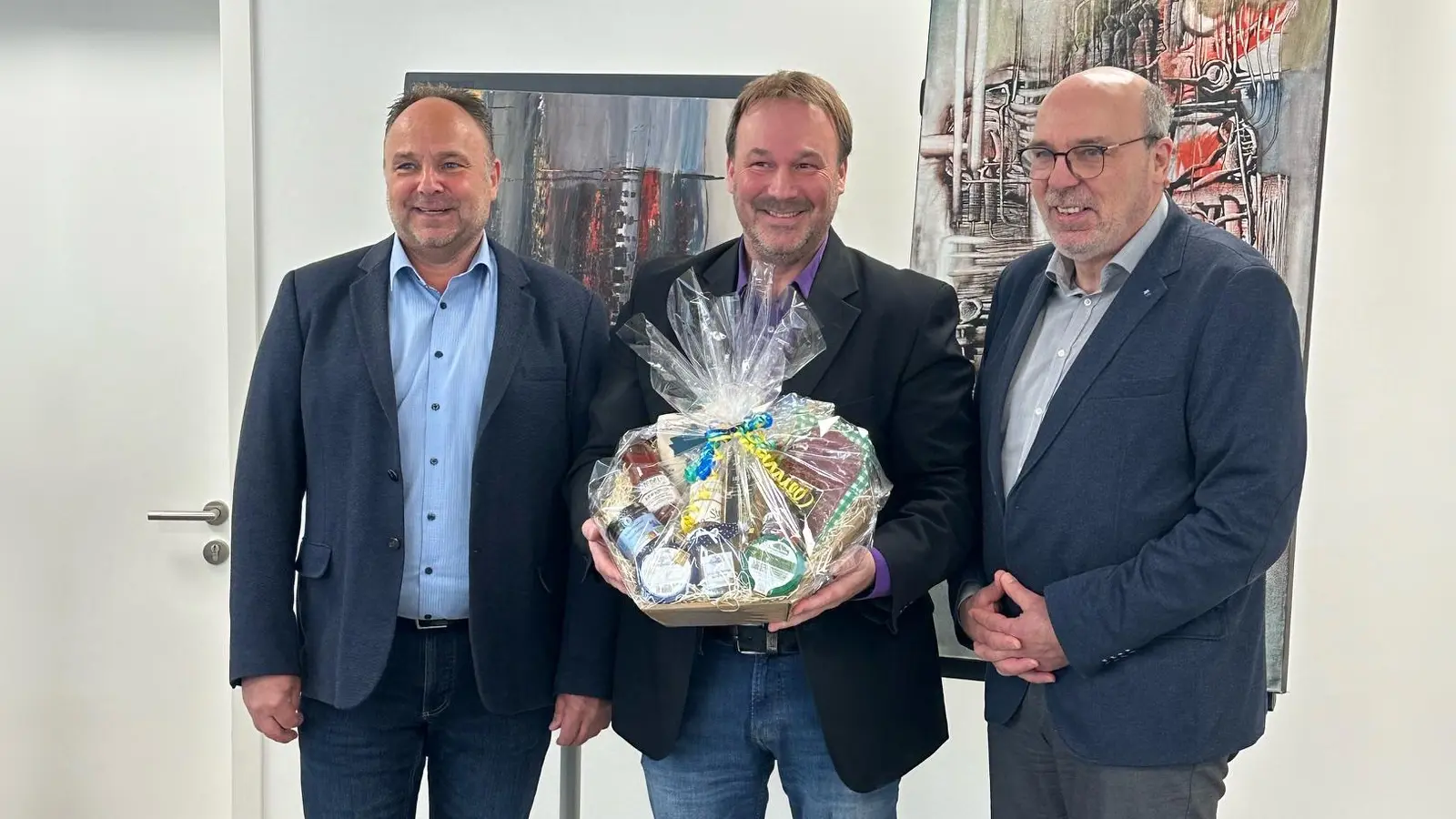 Achim Keil (M.) bei seiner Verabschiedung im Jobcenter Holzminden zwischen Landrat Michael Schünemann und der Vorstand der Geschäftsführung der Arbeitsagentur Hameln, Gerhard Durchstecher. Das Jobcenter Holzminden ist eine Gemeinschaftseinrichtung von Arbeitsagentur und Landkreis (Foto: Landkreis Holzminden)
