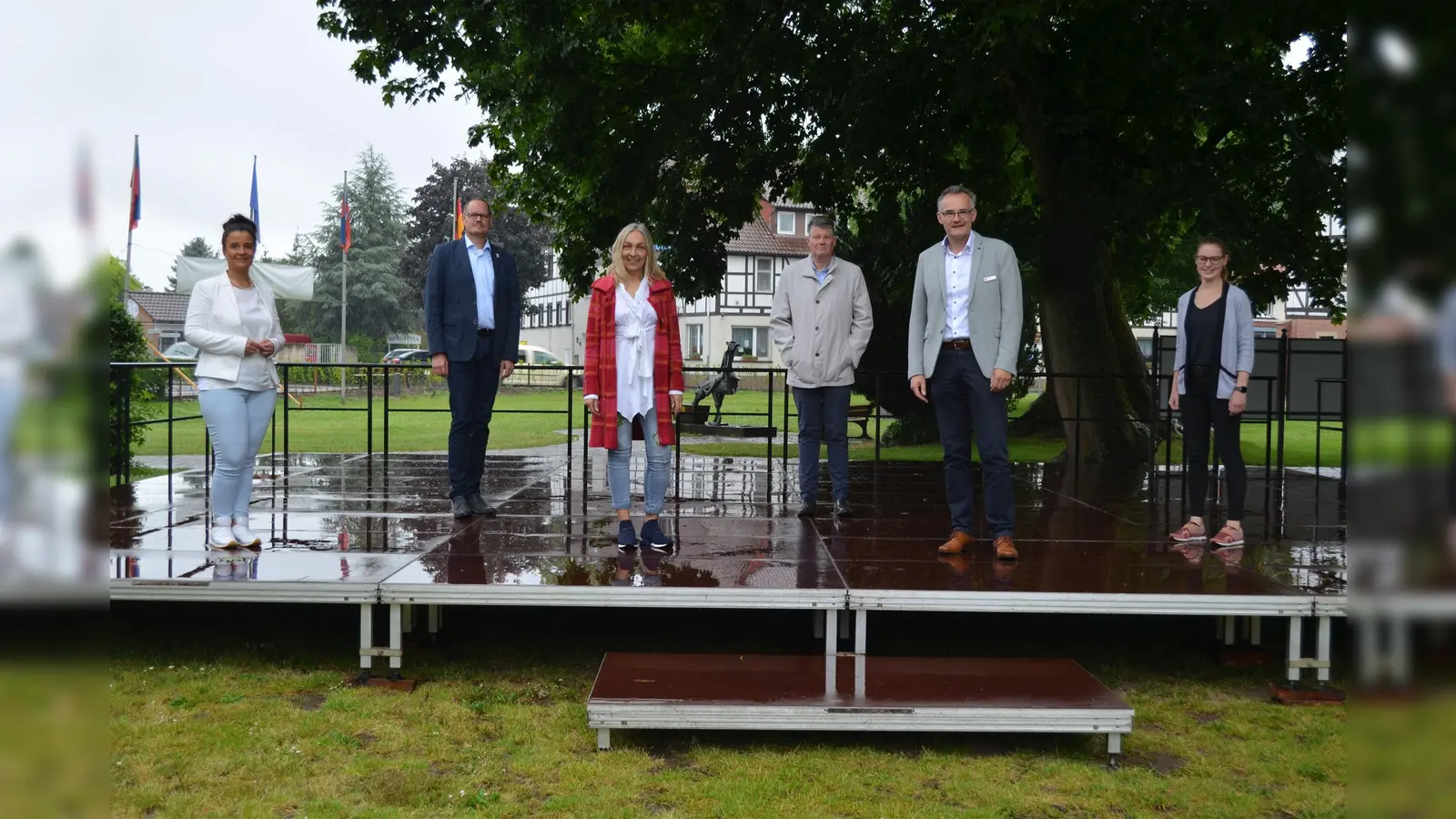 (v.l.) Tanya Warnecke (Samtgemeindebürgermeisterin Bodenwerder-Polle), Michael Helmig (Samtgemeinde Bodenwerder-Polle), Anke Rettkowski (Choreografin), Dirk Brüninghaus (Brauerei Allersheim GmbH), Christian Mrosek (Sparkasse Hameln-Weserbergland), Irina Hartig (Solling-Vogler-Region im Weserbergland). (Foto: Foto: Solling Vogler Region)