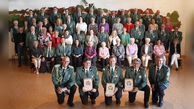 Gruppenbild vom 5. Treffen der Könige des Liborius-Schützenvereins Eissen im Anbau der Hüssenberghalle. Im Vordergrund v.l.: Oberst Peter Friedrich, Christoph Tewes (3. Platz, König 2015), Christian Tewes (1. Platz, König 2019), Jörg Härtlein (2. Platz, König 2008) und 1. Vorsitzender Jörg Ernst.<br> (Foto: Liborius-Schützenverein Eissen / privat)