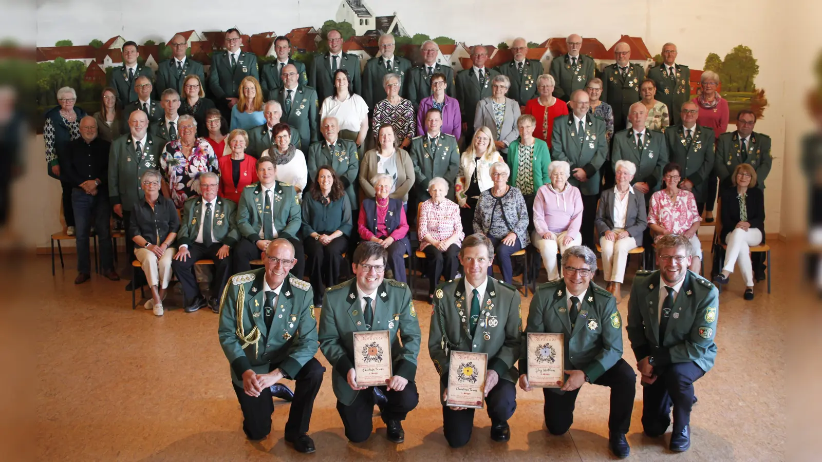 Gruppenbild vom 5. Treffen der Könige des Liborius-Schützenvereins Eissen im Anbau der Hüssenberghalle. Im Vordergrund v.l.: Oberst Peter Friedrich, Christoph Tewes (3. Platz, König 2015), Christian Tewes (1. Platz, König 2019), Jörg Härtlein (2. Platz, König 2008) und 1. Vorsitzender Jörg Ernst.<br> (Foto: Liborius-Schützenverein Eissen / privat)