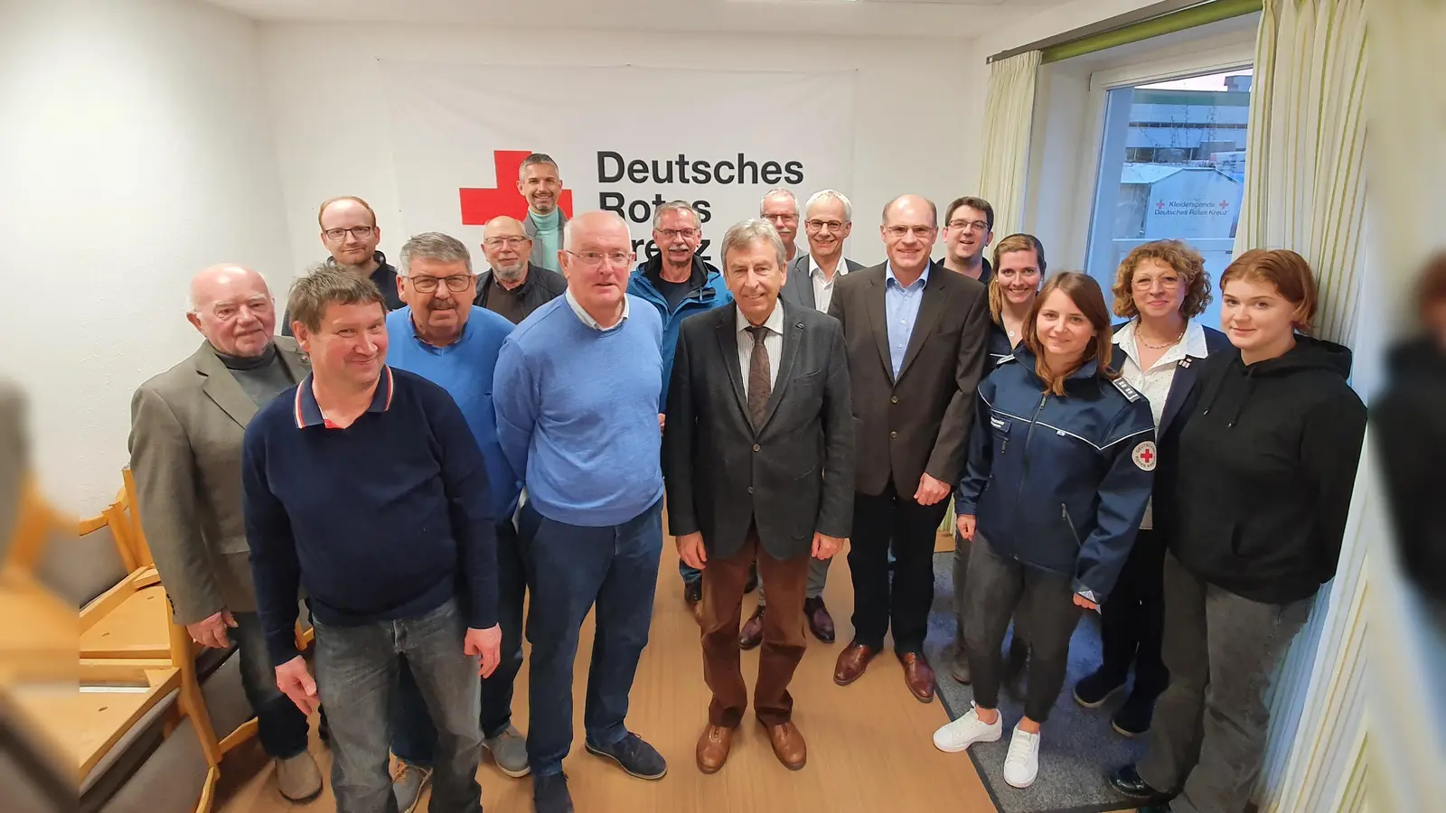 Das DRK Kreispräsidium Höxter mit seinem Vorsitzenden Friedhelm Spieker, Vorstand Christian Lange und weitere Rotkreuz-Aktive bei der Kreisversammlung im DRK-Zentrum in Höxter. (Foto: privat)