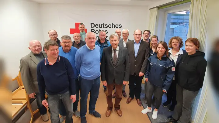 Das DRK Kreispräsidium Höxter mit seinem Vorsitzenden Friedhelm Spieker, Vorstand Christian Lange und weitere Rotkreuz-Aktive bei der Kreisversammlung im DRK-Zentrum in Höxter. (Foto: privat)