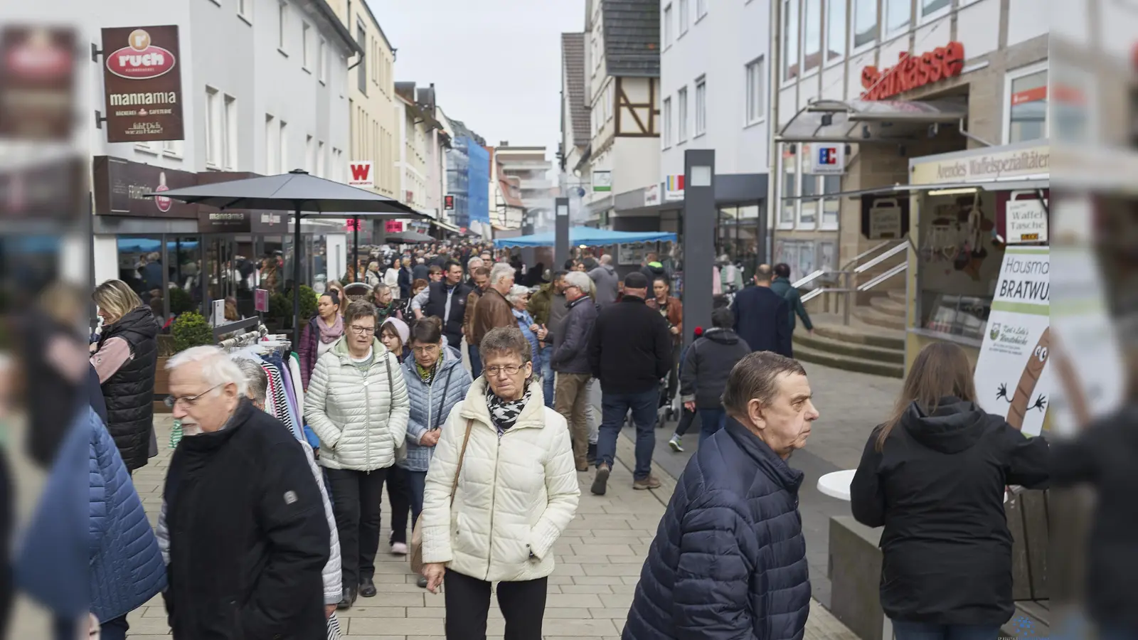 Großer Besucherandrang am Sonntag beim Würfelturmfest: Bei herrlichem Wetter genossen tausende Besucher das bunte Treiben in der Hofgeismarer Innenstadt. (Foto: Stefan Bönning)