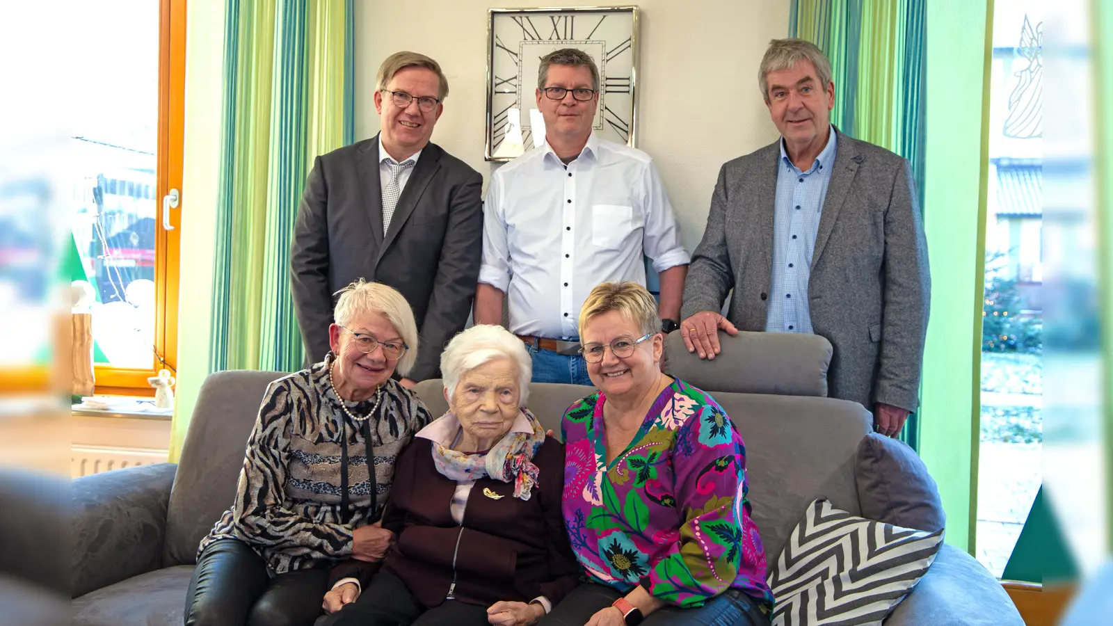 Glückwünsche zum 100. Geburtstag (oben von links): Thomas Rotermund, Marc Finke, Hermann Temme; (unten von links): Cornelia Rotermund-Vieth, Anna Rotermund und Sabine Diedrich. (Foto: KHWE)