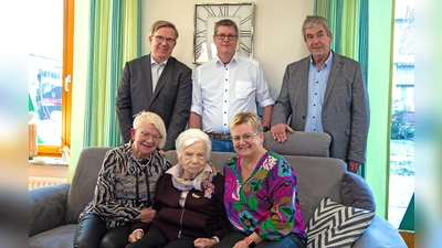Glückwünsche zum 100. Geburtstag (oben von links): Thomas Rotermund, Marc Finke, Hermann Temme; (unten von links): Cornelia Rotermund-Vieth, Anna Rotermund und Sabine Diedrich. (Foto: KHWE)